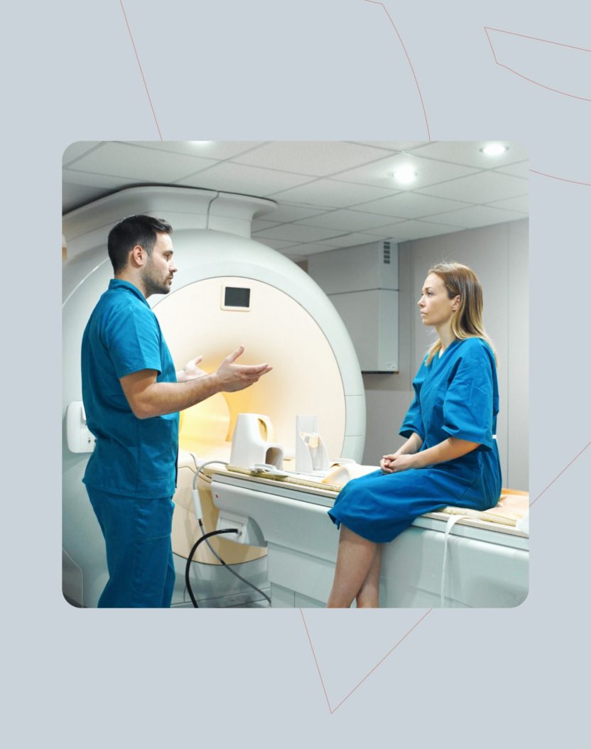 Patiente avec technologue en imagerie