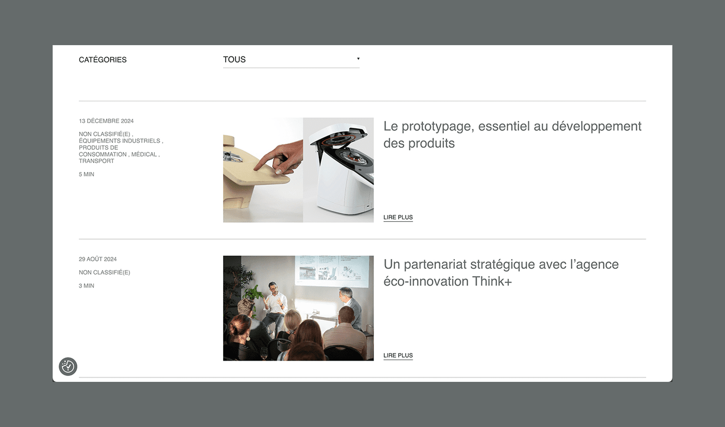 A website page shows two article previews: the first includes images of a beige rotary phone and a white modern device; the second features a man presenting to an audience. French text headlines each article.