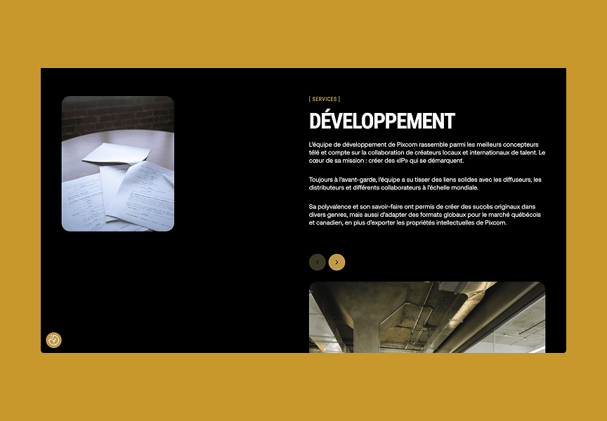 Une page web intitulée Développement décrit l'expertise et la collaboration d'une équipe de développement, accompagnée d'images de documents sur un bureau (en haut à gauche) et de tuyaux industriels sur un plafond (en bas à droite), avec un cadre jaune moutarde.