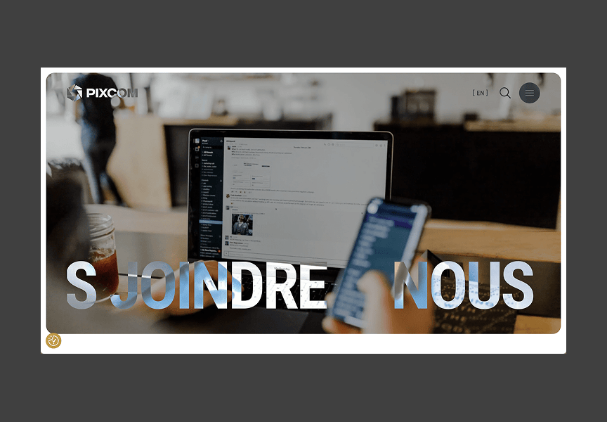 Une personne utilise un smartphone et un ordinateur portable à un bureau dans un café. L'écran affiche une application de chat. Le texte au-dessus de l'image indique S JOINDRE NOUS. Le logo Pixcodi se trouve dans le coin supérieur gauche.