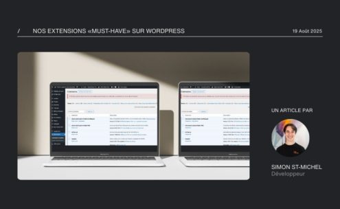Deux ordinateurs portables affichent des tableaux de bord WordPress sur un bureau. L'image fait la promotion d'un article intitulé Nos extensions must-have sur WordPress, écrit par le développeur Simon St-Michel, avec sa photo. La date est le 19 août 2025.