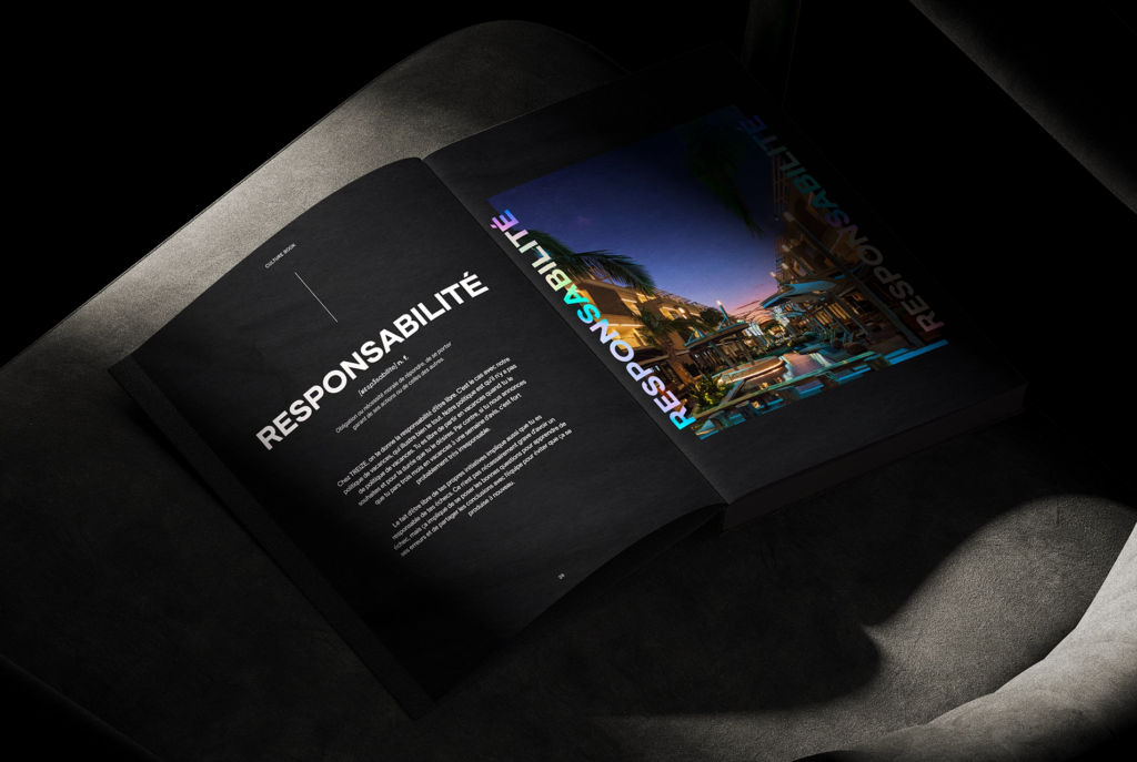 Un magazine ouvert sur une chaise sombre et rembourrée affiche une page avec le titre RESPONSABILITÉ en caractères gras et blancs et une photo colorée d'une scène en plein air sur la page opposée.