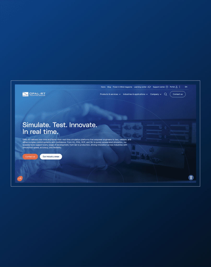 Capture d'écran de la page d'accueil du site web OPAL-RT affichant le message Simuler. Tester. Innover. En temps réel. avec des menus de navigation, une image floue d'équipement technologique et deux boutons proéminents : Nous contacter et Notre histoire.