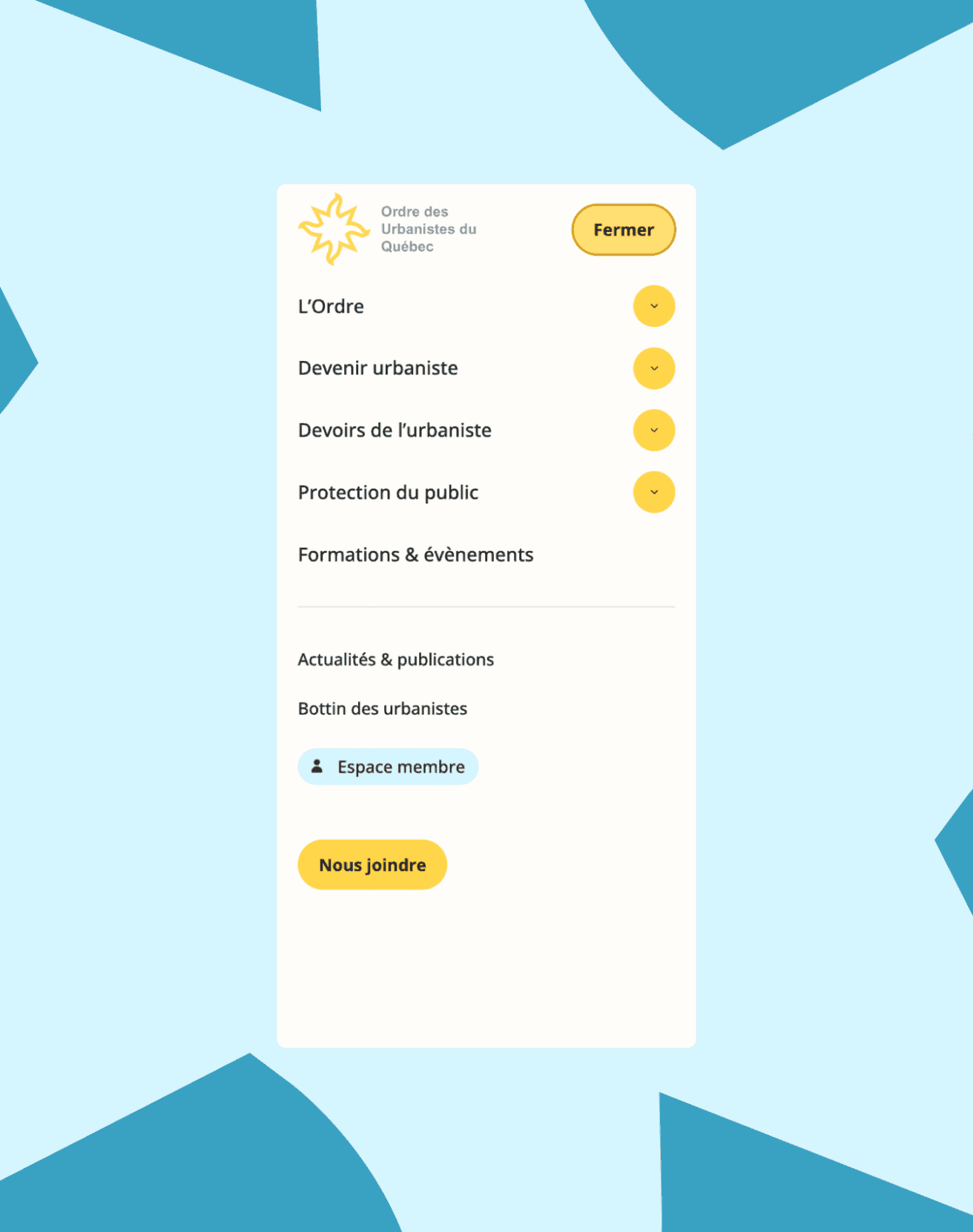 Le menu du site web de l'Ordre des urbanistes du Québec s'affiche sur un fond blanc orné de formes bleues. Les rubriques comprennent notamment « Espace membres », « Événements » et « Protection du public ». Des boutons jaunes et bleus sont visibles.