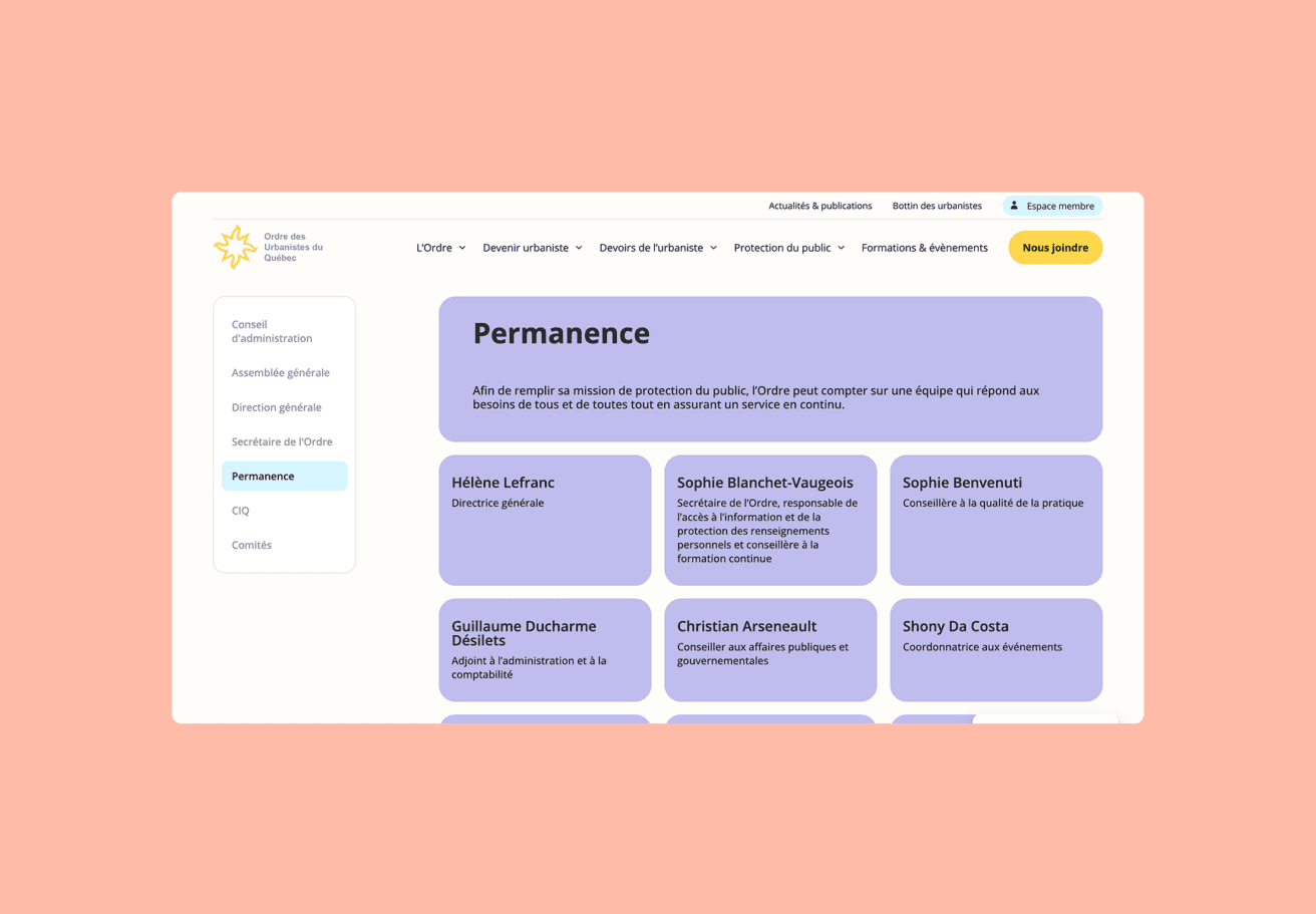 Une page Web présente la liste des membres de l'équipe de Permanence, avec leurs noms et leurs fonctions indiqués dans des encadrés bleus, sur un fond orange clair. Le menu de gauche comprend des rubriques telles que « Accueil » et « CQ ».