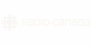 Le logo CBC/Radio-Canada, dont les couleurs sont défraîchies, apparaît en blanc cassé sur un fond gris très clair, ce qui le rend à peine visible.
