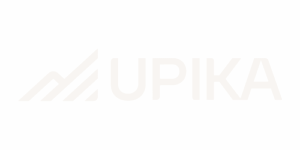 Fond blanc sur lequel figure le mot « UPIKA » en lettres majuscules gris clair et en gras. À gauche du texte, trois lignes diagonales forment un angle orienté vers le haut, rappelant un graphique simple ou une courbe de croissance.